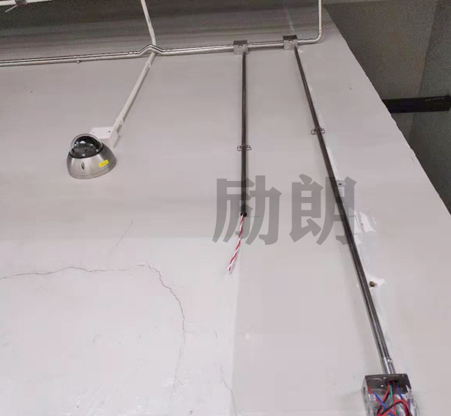 隨著建筑的用電量增加，當(dāng)中的電線負(fù)荷也出現(xiàn)了一定的負(fù)荷，出現(xiàn)線路短路問(wèn)題，這樣容易引起房屋安全用電隱患，為了防止這些短路引發(fā)火災(zāi)，必須用到線管保護(hù)電線，在這，不銹鋼線管廠家建議使用電氣不銹鋼穿線管。